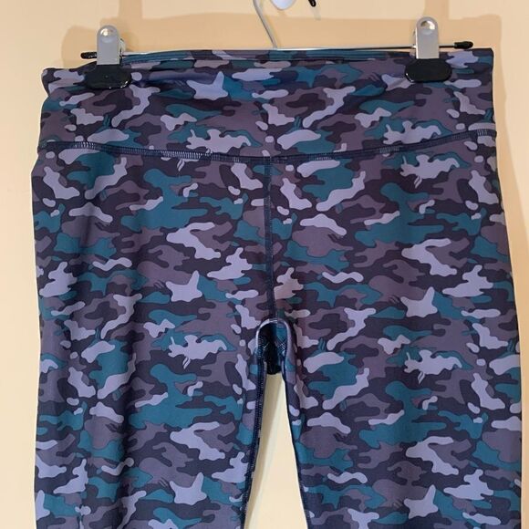 FABLETICS Salar Printed Camo Powerhold Capris Teal Gray Purple Womens Medium - Picture 3 of 14